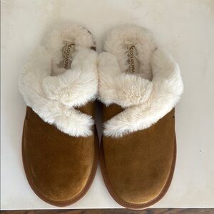 Koolaburra Tan and Cream Shearling Slippers
